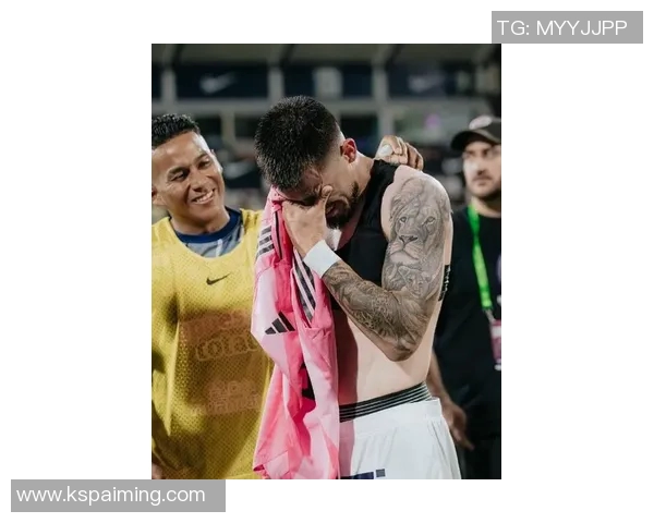 球迷疯狂冲入赛场夺C罗球衣引发热议与争议